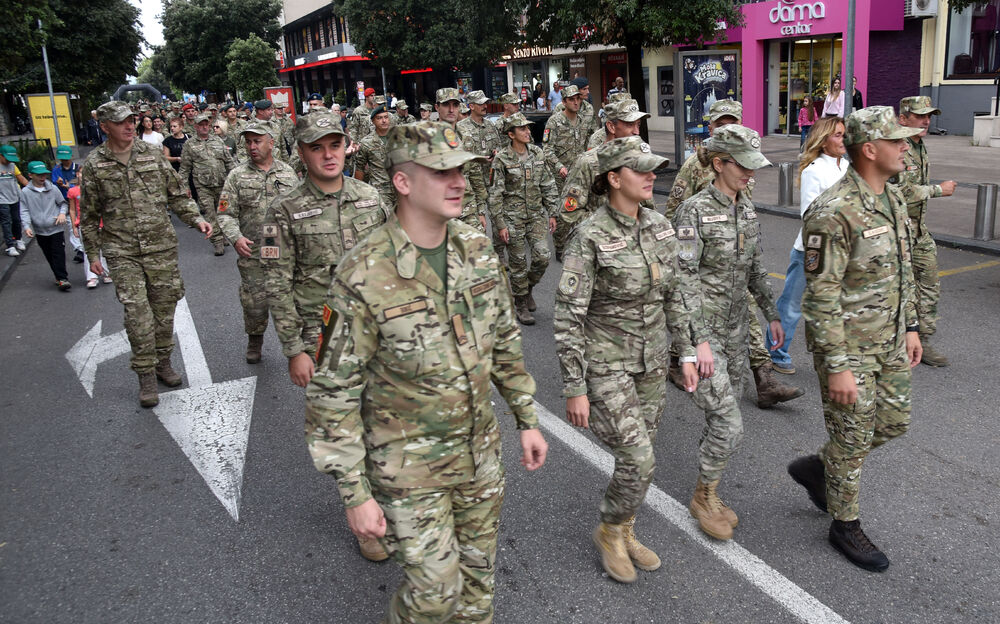 <p>Iz Vojske poručuju da Crna Gora nikad ne smije zaboraviti Dejana Božovića koji je dao život spašavajući druge i pozivaju sve građane da pokažu solidarnost i pomognu njegovoj porodici uplatom na žiro račun</p>