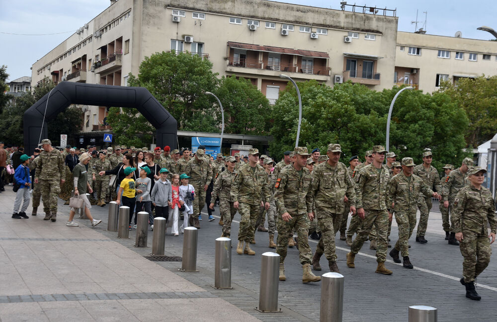 <p>Iz Vojske poručuju da Crna Gora nikad ne smije zaboraviti Dejana Božovića koji je dao život spašavajući druge i pozivaju sve građane da pokažu solidarnost i pomognu njegovoj porodici uplatom na žiro račun</p>