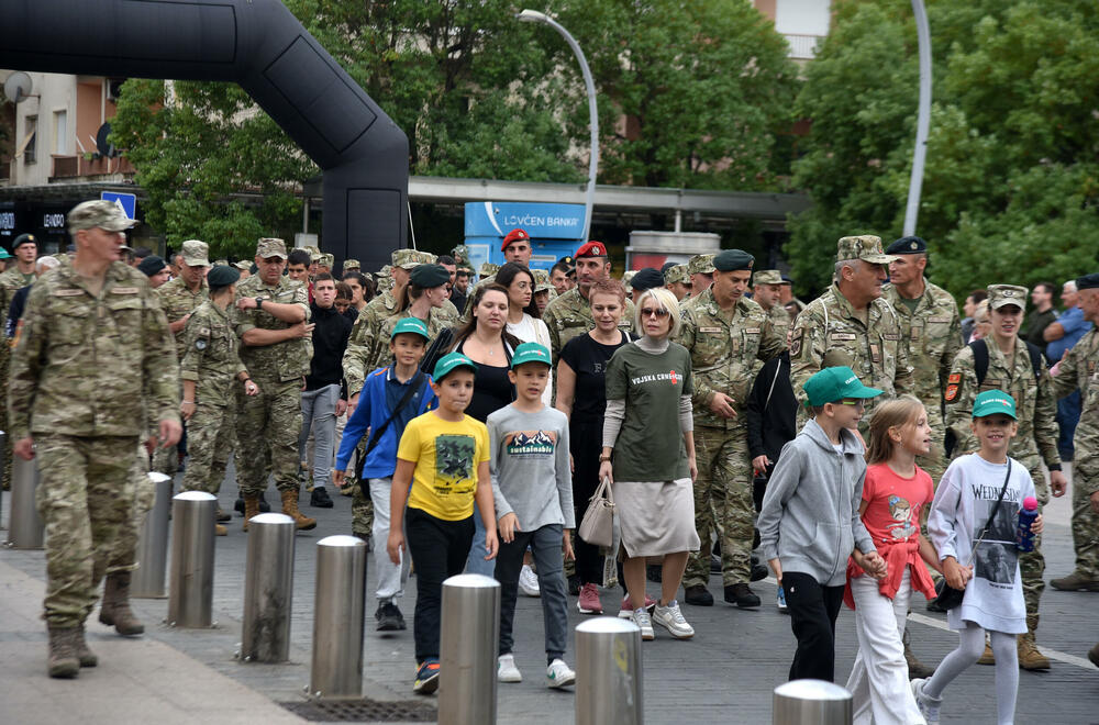 <p>Iz Vojske poručuju da Crna Gora nikad ne smije zaboraviti Dejana Božovića koji je dao život spašavajući druge i pozivaju sve građane da pokažu solidarnost i pomognu njegovoj porodici uplatom na žiro račun</p>
