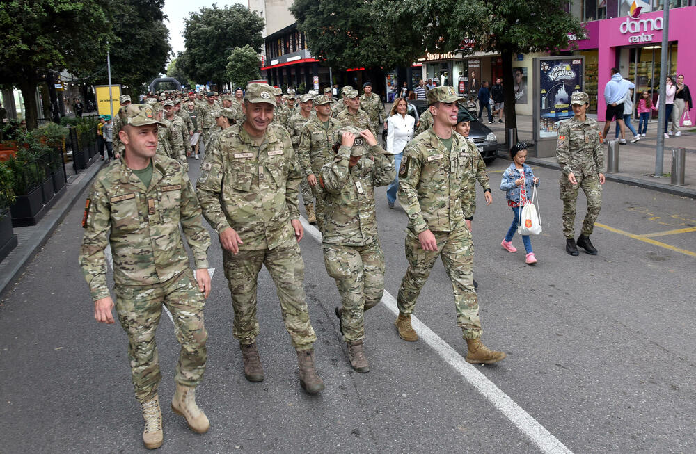 <p>Iz Vojske poručuju da Crna Gora nikad ne smije zaboraviti Dejana Božovića koji je dao život spašavajući druge i pozivaju sve građane da pokažu solidarnost i pomognu njegovoj porodici uplatom na žiro račun</p>