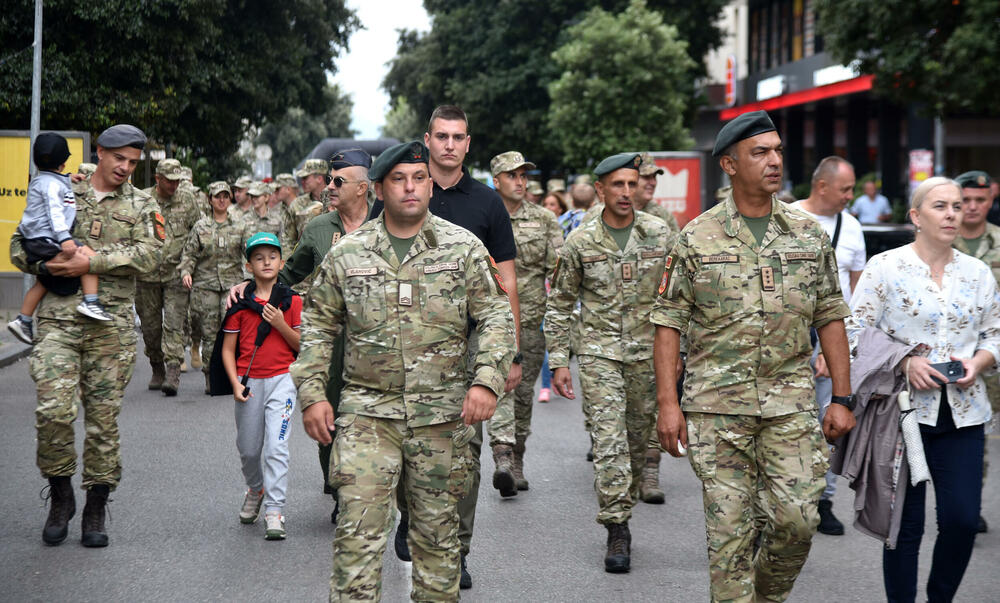 <p>Iz Vojske poručuju da Crna Gora nikad ne smije zaboraviti Dejana Božovića koji je dao život spašavajući druge i pozivaju sve građane da pokažu solidarnost i pomognu njegovoj porodici uplatom na žiro račun</p>