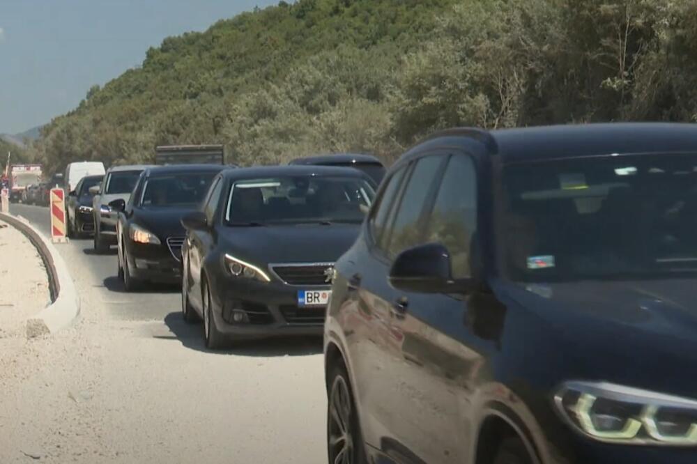 Gužve na putevima u Crnoj Gori i tokom ljetnje turističke sezone, Foto: Screenshot/TV Vijesti