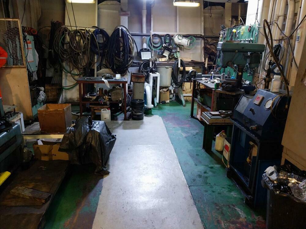 <p>Svjedočenja sa broda “Kotor” pokazuju da je to plovilo u daleko boljem stanju nego što ga je prikazalo Radulovićevo ministarstvo</p>  <p>Resor pomostva u julu kao argument lošeg stanja broda “Crnogorske plovidbe” dao fotografije na kojima su podne obloge u strojarnici zelene, iako su one u julu 2024. prefarbane u sivo</p>