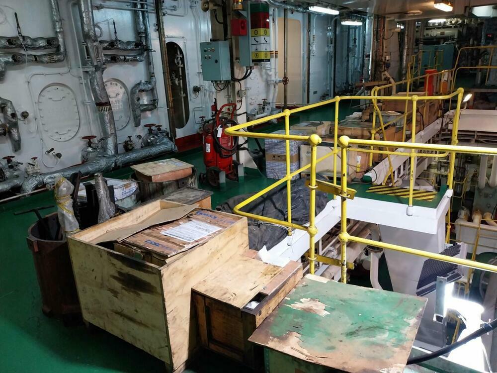 <p>Svjedočenja sa broda “Kotor” pokazuju da je to plovilo u daleko boljem stanju nego što ga je prikazalo Radulovićevo ministarstvo</p>  <p>Resor pomostva u julu kao argument lošeg stanja broda “Crnogorske plovidbe” dao fotografije na kojima su podne obloge u strojarnici zelene, iako su one u julu 2024. prefarbane u sivo</p>