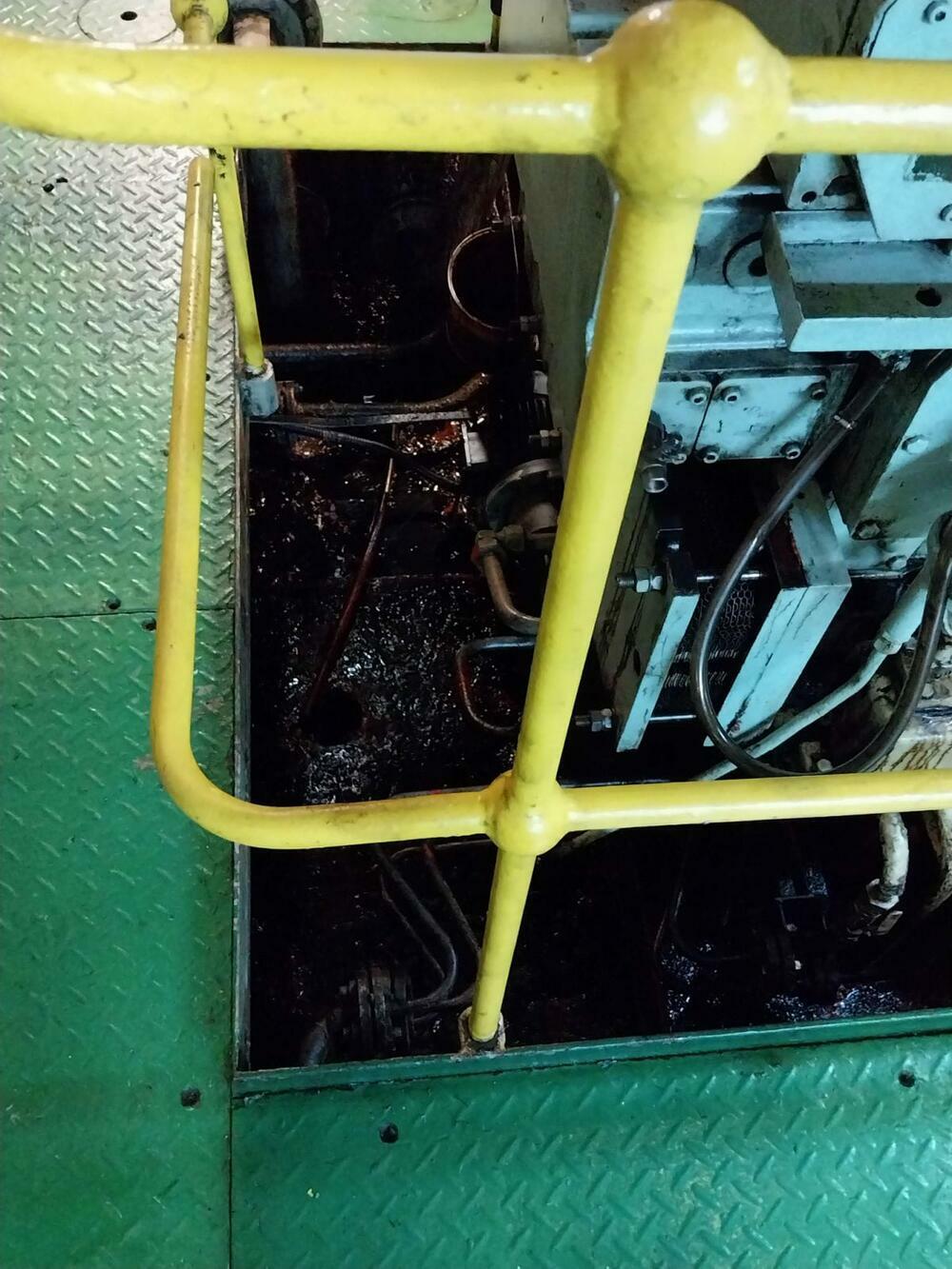 <p>Svjedočenja sa broda “Kotor” pokazuju da je to plovilo u daleko boljem stanju nego što ga je prikazalo Radulovićevo ministarstvo</p>  <p>Resor pomostva u julu kao argument lošeg stanja broda “Crnogorske plovidbe” dao fotografije na kojima su podne obloge u strojarnici zelene, iako su one u julu 2024. prefarbane u sivo</p>