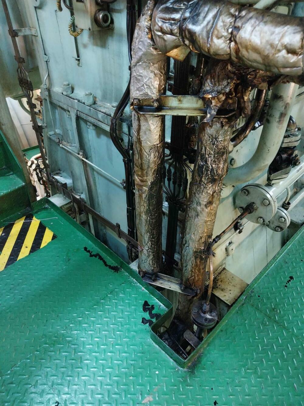 <p>Svjedočenja sa broda “Kotor” pokazuju da je to plovilo u daleko boljem stanju nego što ga je prikazalo Radulovićevo ministarstvo</p>  <p>Resor pomostva u julu kao argument lošeg stanja broda “Crnogorske plovidbe” dao fotografije na kojima su podne obloge u strojarnici zelene, iako su one u julu 2024. prefarbane u sivo</p>