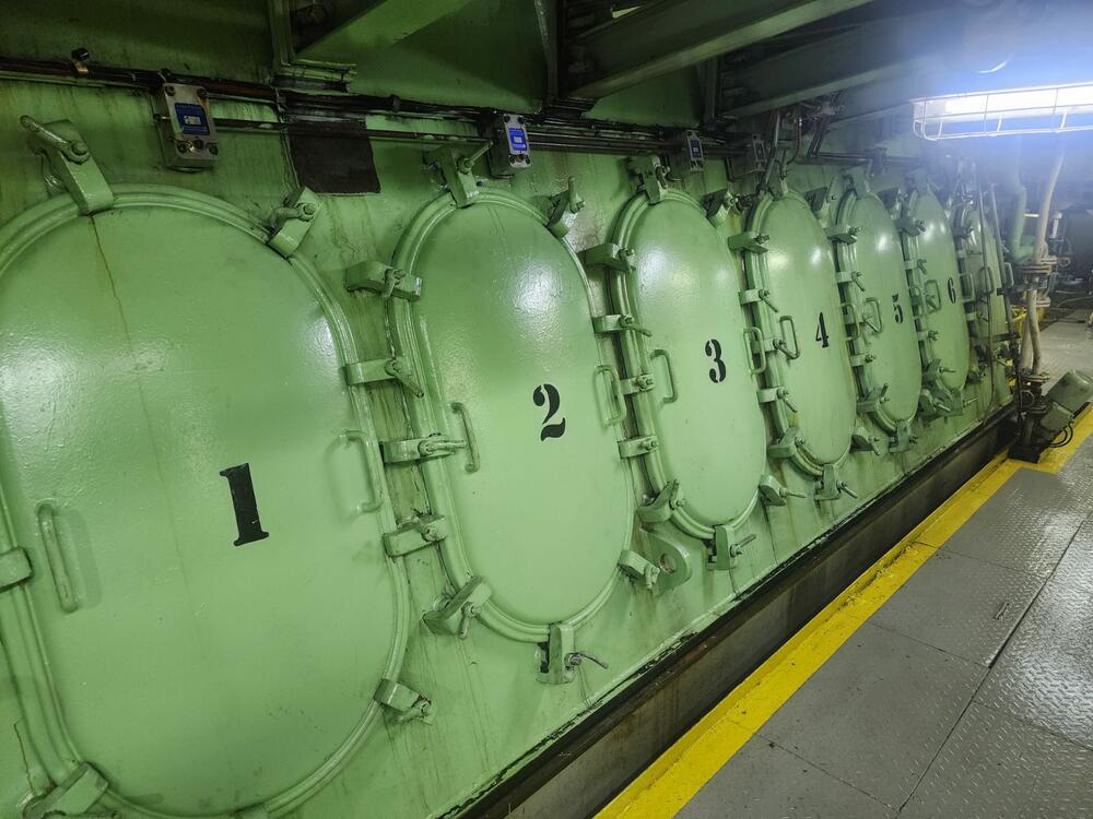 <p>Svjedočenja sa broda “Kotor” pokazuju da je to plovilo u daleko boljem stanju nego što ga je prikazalo Radulovićevo ministarstvo</p>  <p>Resor pomostva u julu kao argument lošeg stanja broda “Crnogorske plovidbe” dao fotografije na kojima su podne obloge u strojarnici zelene, iako su one u julu 2024. prefarbane u sivo</p>