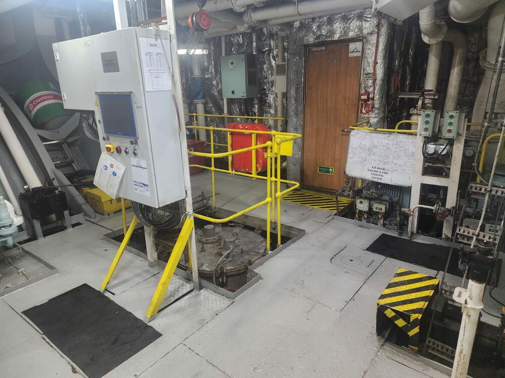 <p>Svjedočenja sa broda “Kotor” pokazuju da je to plovilo u daleko boljem stanju nego što ga je prikazalo Radulovićevo ministarstvo</p>  <p>Resor pomostva u julu kao argument lošeg stanja broda “Crnogorske plovidbe” dao fotografije na kojima su podne obloge u strojarnici zelene, iako su one u julu 2024. prefarbane u sivo</p>