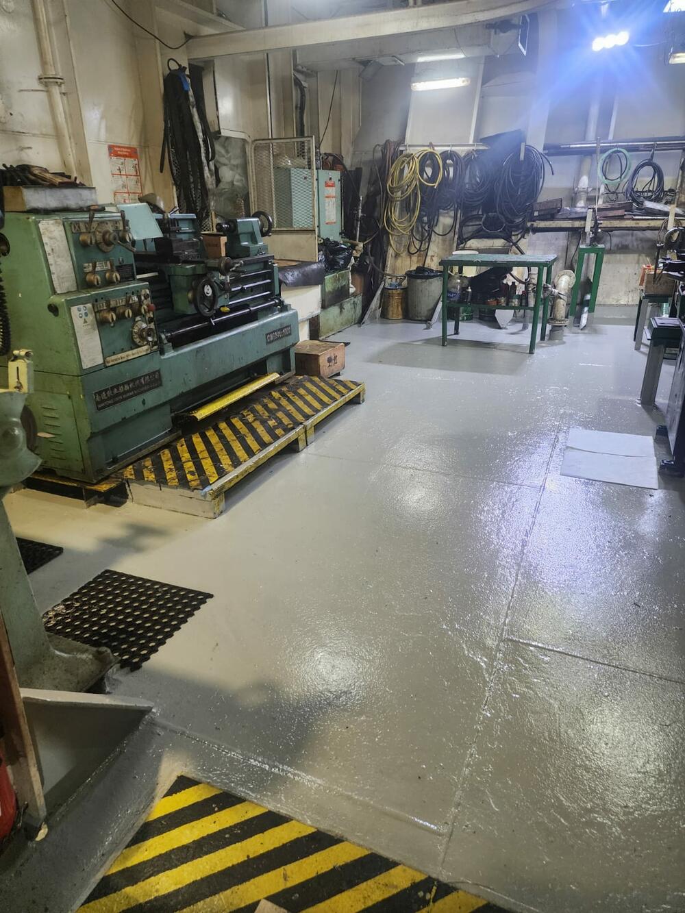 <p>Svjedočenja sa broda “Kotor” pokazuju da je to plovilo u daleko boljem stanju nego što ga je prikazalo Radulovićevo ministarstvo</p>  <p>Resor pomostva u julu kao argument lošeg stanja broda “Crnogorske plovidbe” dao fotografije na kojima su podne obloge u strojarnici zelene, iako su one u julu 2024. prefarbane u sivo</p>