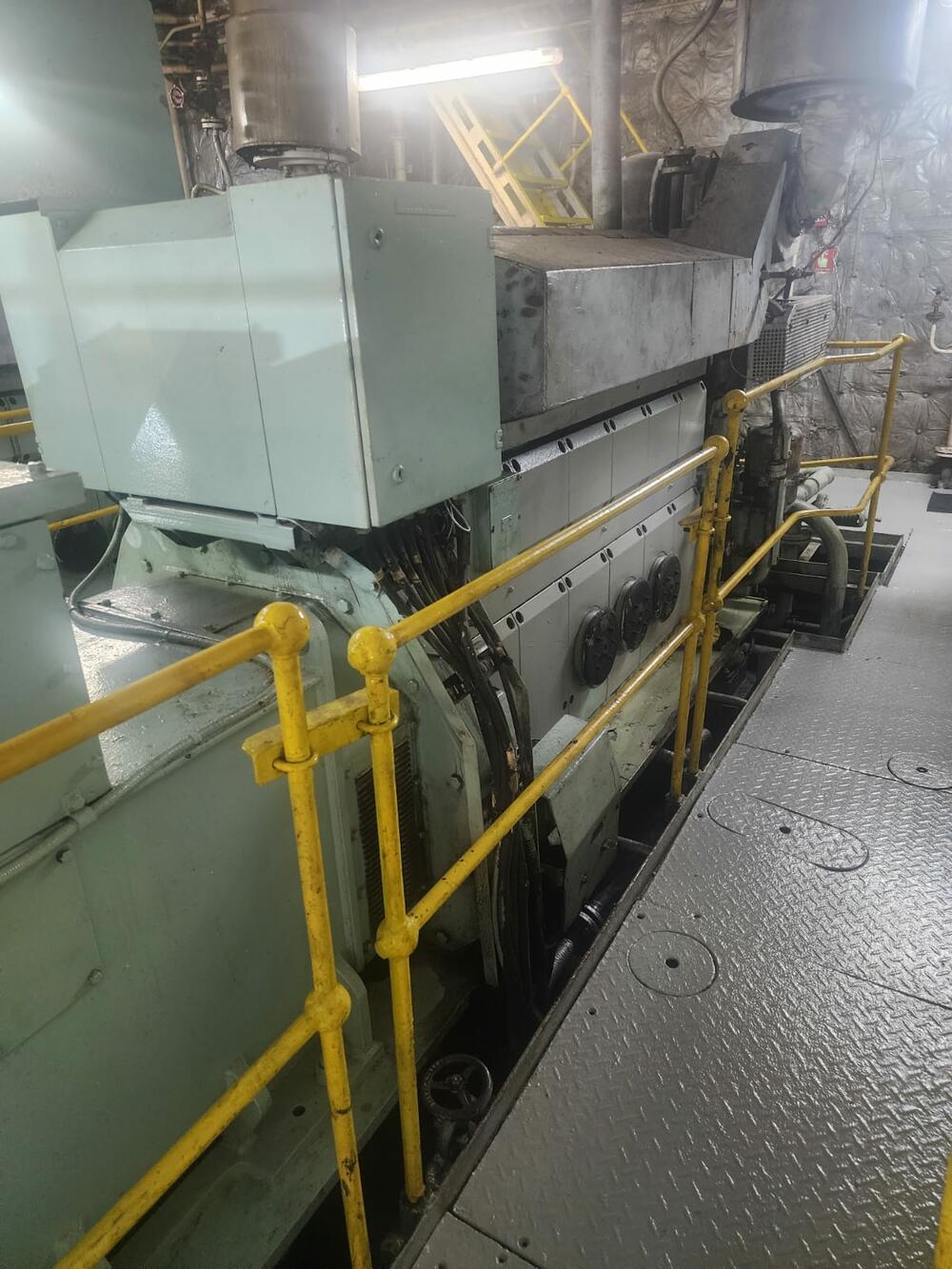 <p>Svjedočenja sa broda “Kotor” pokazuju da je to plovilo u daleko boljem stanju nego što ga je prikazalo Radulovićevo ministarstvo</p>  <p>Resor pomostva u julu kao argument lošeg stanja broda “Crnogorske plovidbe” dao fotografije na kojima su podne obloge u strojarnici zelene, iako su one u julu 2024. prefarbane u sivo</p>