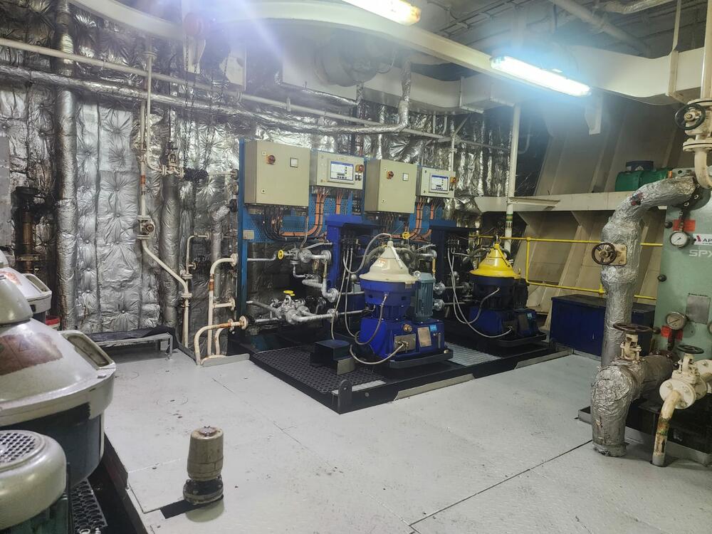 <p>Svjedočenja sa broda “Kotor” pokazuju da je to plovilo u daleko boljem stanju nego što ga je prikazalo Radulovićevo ministarstvo</p>  <p>Resor pomostva u julu kao argument lošeg stanja broda “Crnogorske plovidbe” dao fotografije na kojima su podne obloge u strojarnici zelene, iako su one u julu 2024. prefarbane u sivo</p>