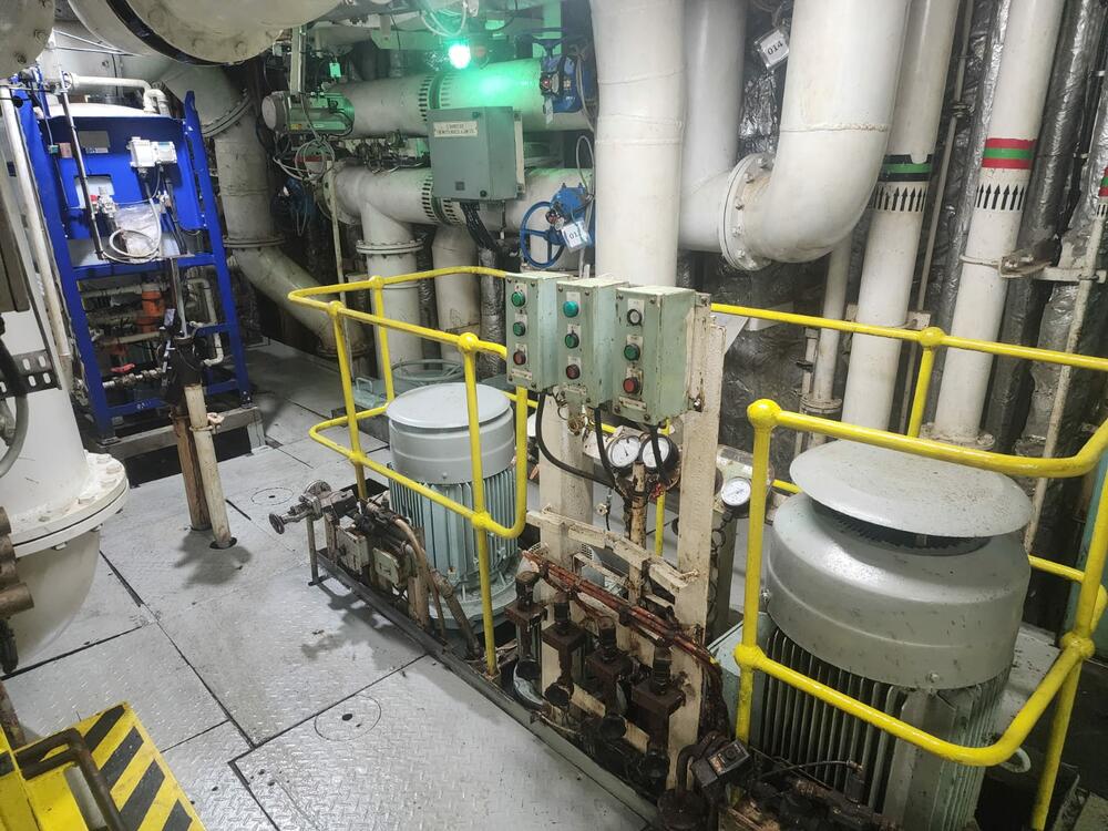 <p>Svjedočenja sa broda “Kotor” pokazuju da je to plovilo u daleko boljem stanju nego što ga je prikazalo Radulovićevo ministarstvo</p>  <p>Resor pomostva u julu kao argument lošeg stanja broda “Crnogorske plovidbe” dao fotografije na kojima su podne obloge u strojarnici zelene, iako su one u julu 2024. prefarbane u sivo</p>