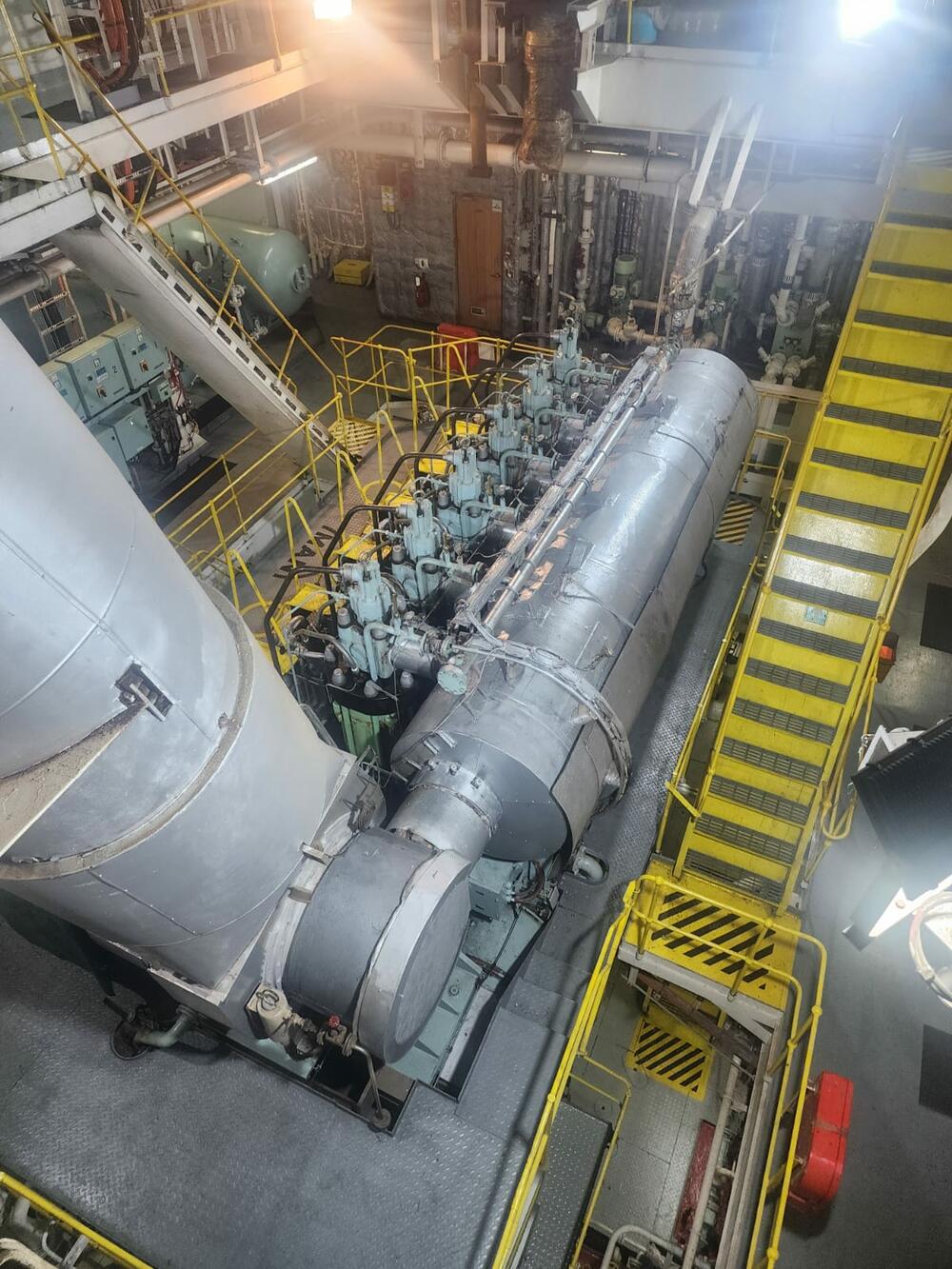 <p>Svjedočenja sa broda “Kotor” pokazuju da je to plovilo u daleko boljem stanju nego što ga je prikazalo Radulovićevo ministarstvo</p>  <p>Resor pomostva u julu kao argument lošeg stanja broda “Crnogorske plovidbe” dao fotografije na kojima su podne obloge u strojarnici zelene, iako su one u julu 2024. prefarbane u sivo</p>