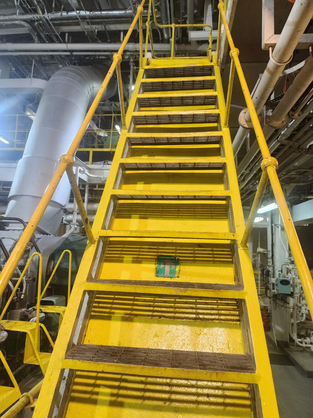 <p>Svjedočenja sa broda “Kotor” pokazuju da je to plovilo u daleko boljem stanju nego što ga je prikazalo Radulovićevo ministarstvo</p>  <p>Resor pomostva u julu kao argument lošeg stanja broda “Crnogorske plovidbe” dao fotografije na kojima su podne obloge u strojarnici zelene, iako su one u julu 2024. prefarbane u sivo</p>