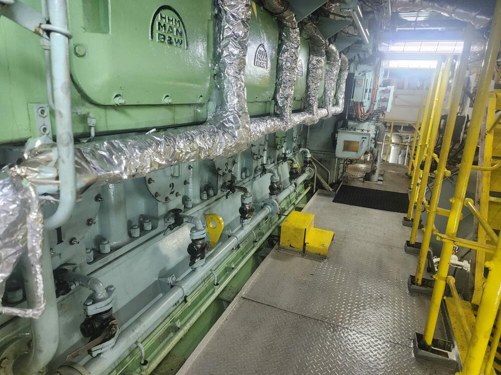 <p>Svjedočenja sa broda “Kotor” pokazuju da je to plovilo u daleko boljem stanju nego što ga je prikazalo Radulovićevo ministarstvo</p>  <p>Resor pomostva u julu kao argument lošeg stanja broda “Crnogorske plovidbe” dao fotografije na kojima su podne obloge u strojarnici zelene, iako su one u julu 2024. prefarbane u sivo</p>