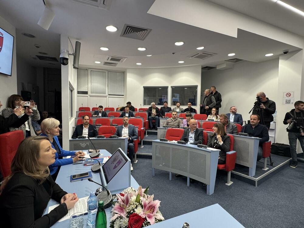 <p>Prije glasanja, skupšitnsku salu su napustili odbornici opozicije, a za inicijativu je glasalo 19 odbornika vladajuće koalicije</p>