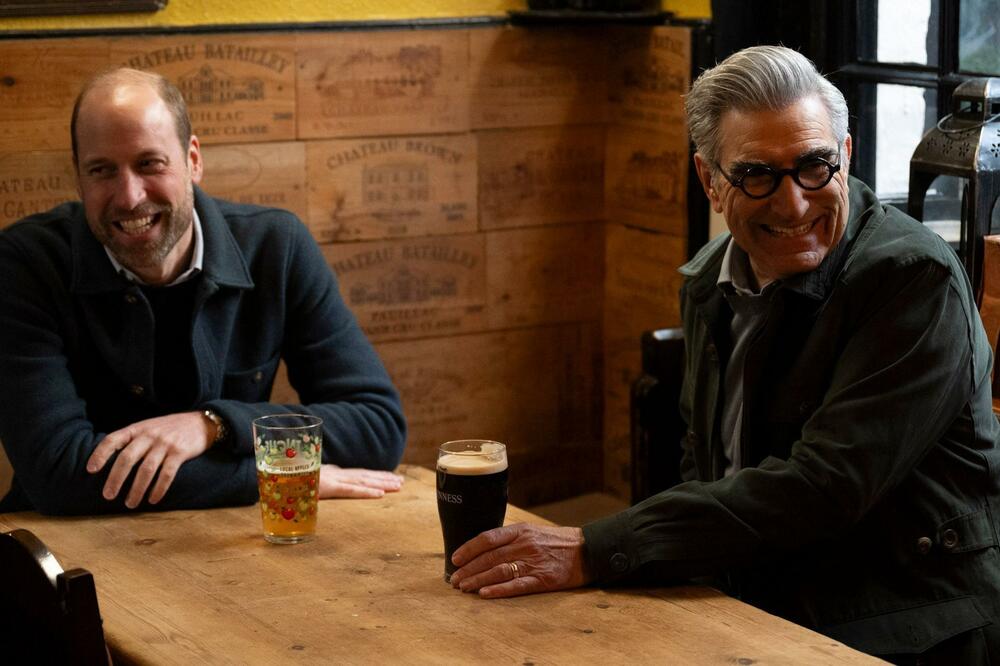 Princ Vilijam i glumac i voditelj Judžin Levi popili su po pivo u lokalnom pabu, Foto: AppleTV+/PA