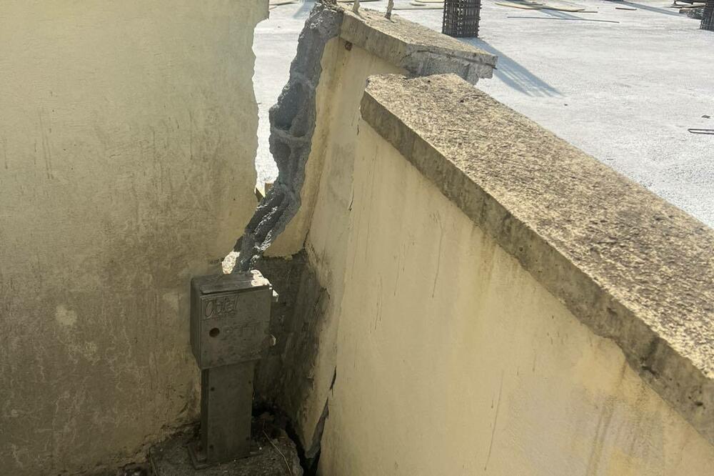 Oštećenja na betonskoj ogradi Lekovića, u pozadini je gradilište investitora “Entext Invest”, Foto: Privatna arhiva