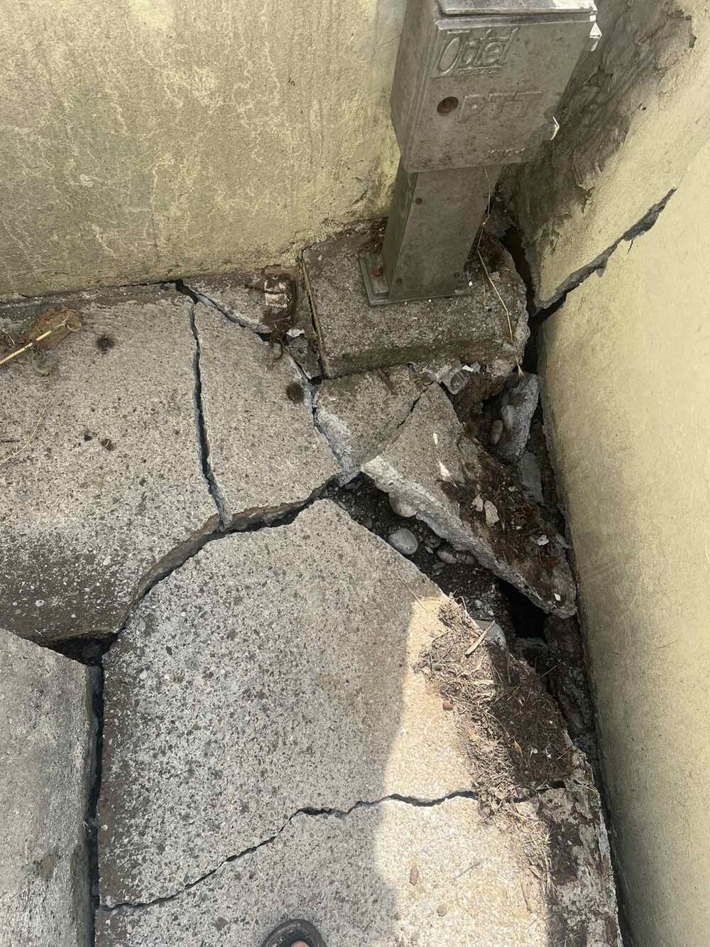 Radovi na gradilištu oštetili su i dio trotoara, navodi se u prijavi