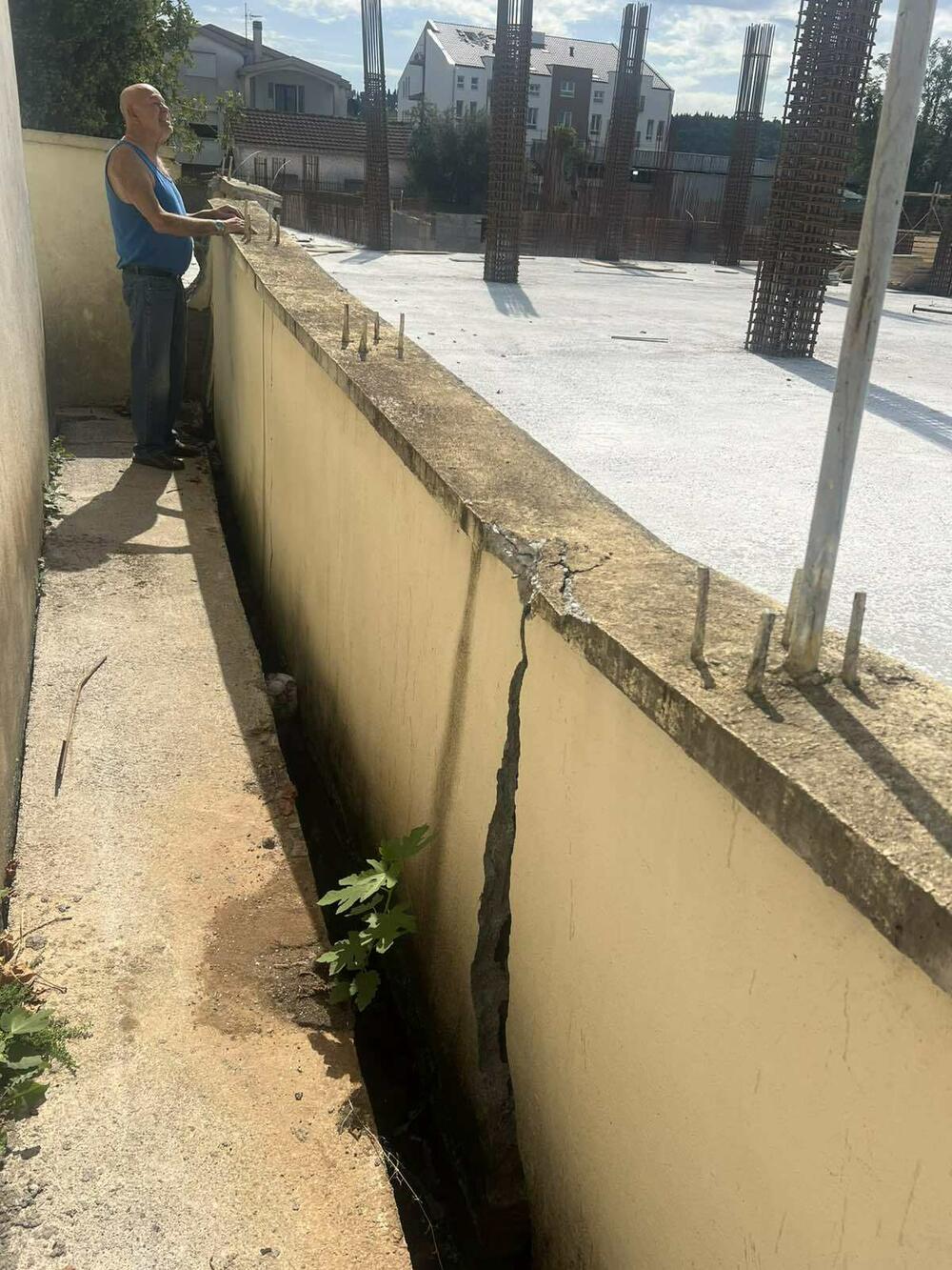 Ograda Lekovića i budući objekat