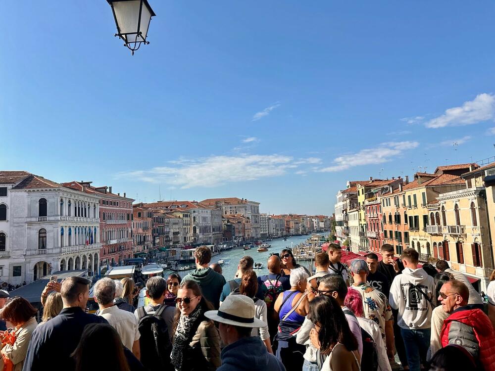 Turisti na mostu Rijalto