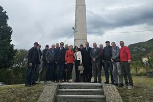 Položili vijenac na spomen-obilježje u Krusima