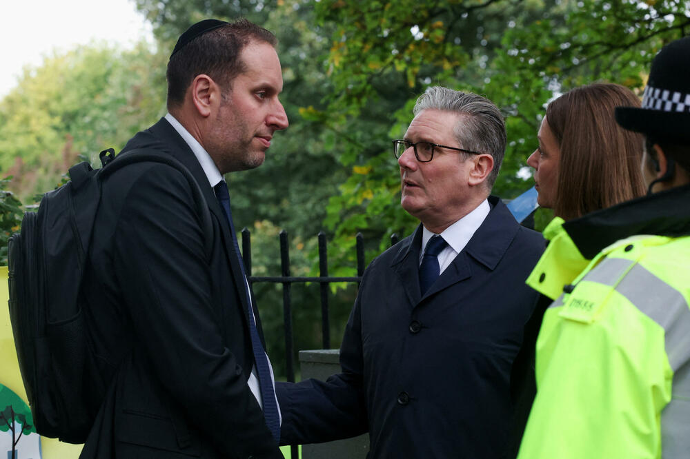 Starmer sa pripadnikom jevrejske zajednice prilikom posjete mjestu napada, Foto: Reuters
