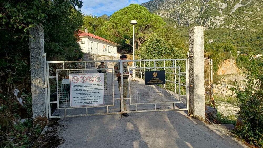 <p>Okupljeni građani su kazali da će se 10. oktobra ponovo okupiti i od nadležnih tražiti uklanjanje "lažne" i "maliciozne " ploč̣e</p>