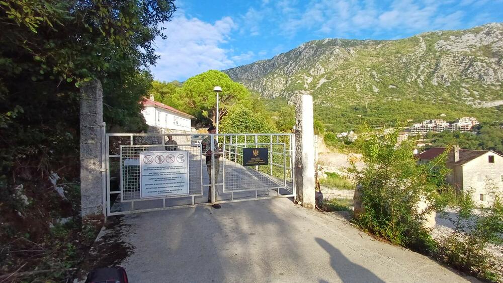 <p>Okupljeni građani su kazali da će se 10. oktobra ponovo okupiti i od nadležnih tražiti uklanjanje "lažne" i "maliciozne " ploč̣e</p>