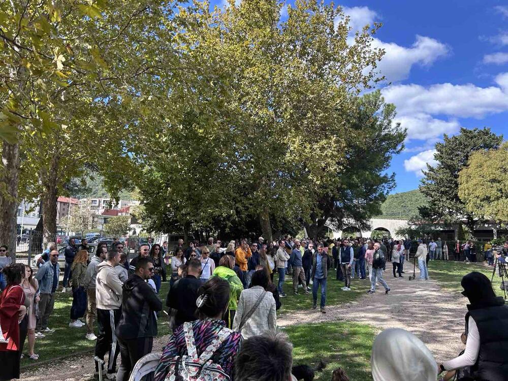 Protest v Budvi proti rušenju turističnega naselja Slovenska plaža