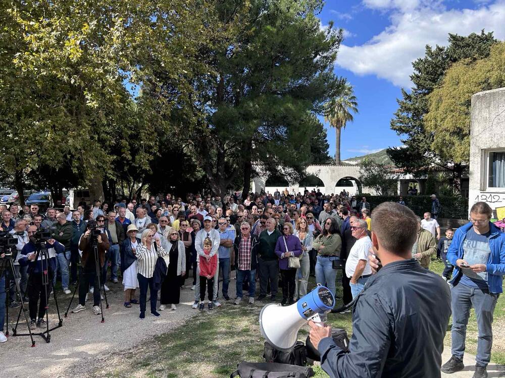 Zenović se obraća okupljenima