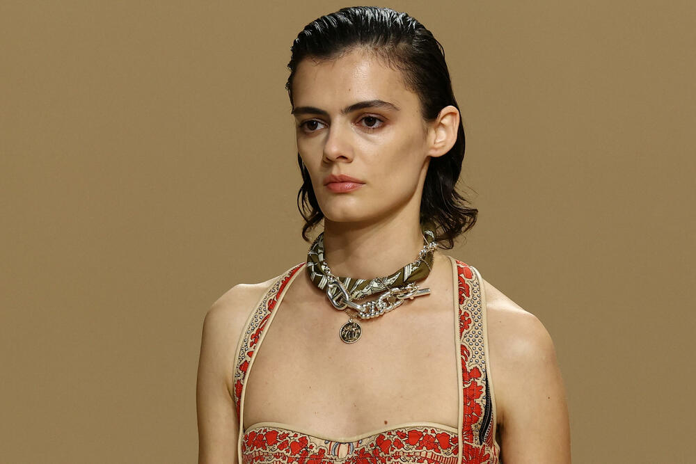 <p>Hermes je nadmašio rivale iz sektora luksuzne mode kao što su Luj Viton, Kering i Šanel, u trenutku kada se industrija suočava sa produženim padom potražnje</p>