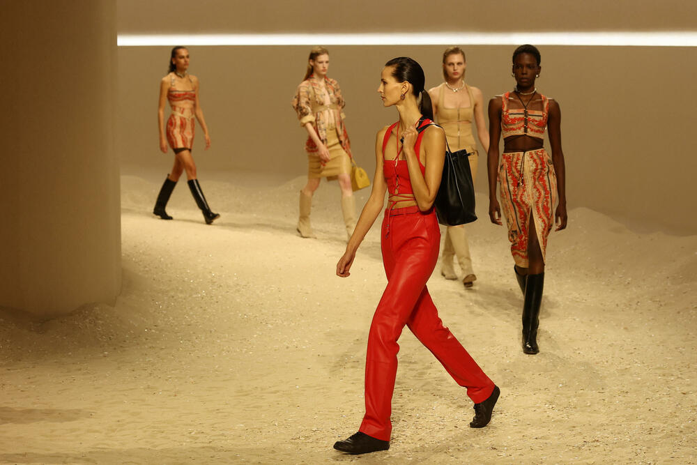 <p>Hermes je nadmašio rivale iz sektora luksuzne mode kao što su Luj Viton, Kering i Šanel, u trenutku kada se industrija suočava sa produženim padom potražnje</p>