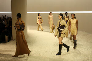 Hermes predstavio kožne bralet topove i prošivenu svilu na pisti u...