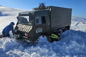 Snijeg na Bjelasici donio prve probleme mještanima: Vatrogasci se...