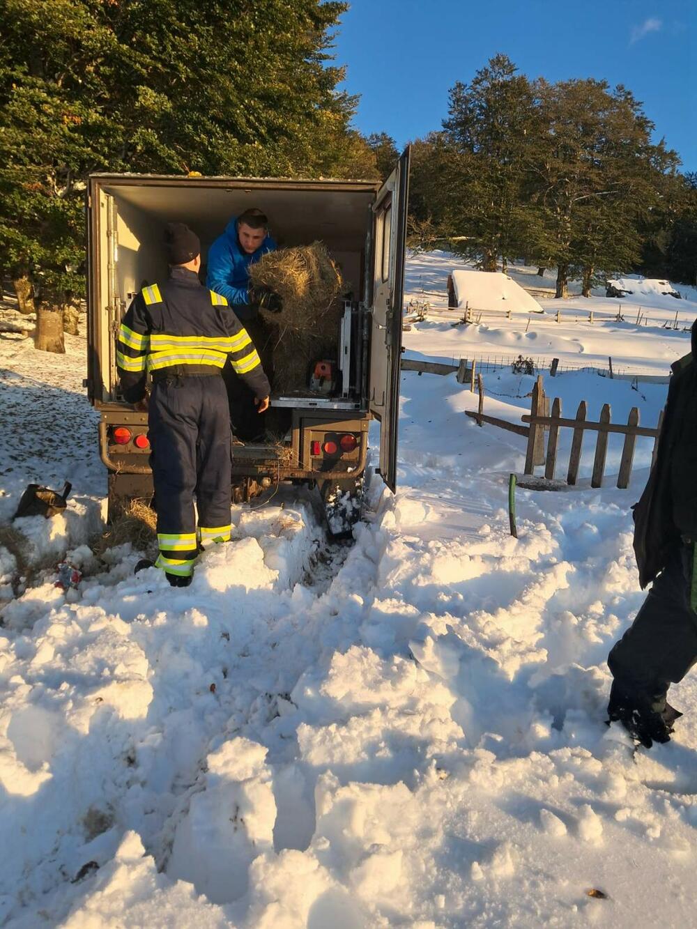 <p>Dostavljene osnovne životne namirnice za normalno funkcionisanje domaćinstva u otežanim zimskim uslovima</p>