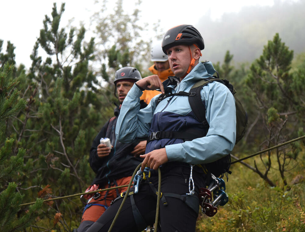 <p>Da bi neko dobio zvanje gorskog spasioca, mora sve da zna na ispitu, u suprotnom - pada, kaže prvi čovjek GSS-a Željko Loncović</p>