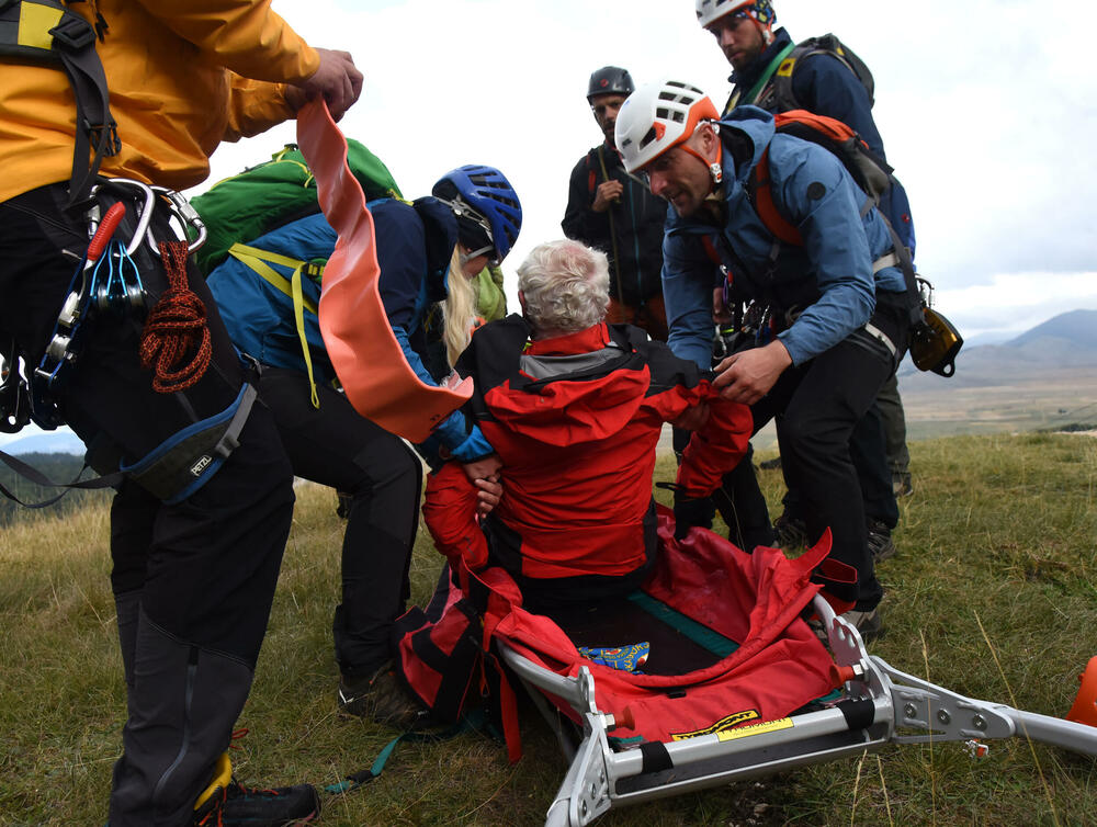 <p>Da bi neko dobio zvanje gorskog spasioca, mora sve da zna na ispitu, u suprotnom - pada, kaže prvi čovjek GSS-a Željko Loncović</p>
