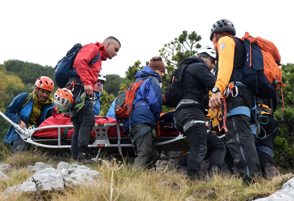 <p>Da bi neko dobio zvanje gorskog spasioca, mora sve da zna na ispitu, u suprotnom - pada, kaže prvi čovjek GSS-a Željko Loncović</p>