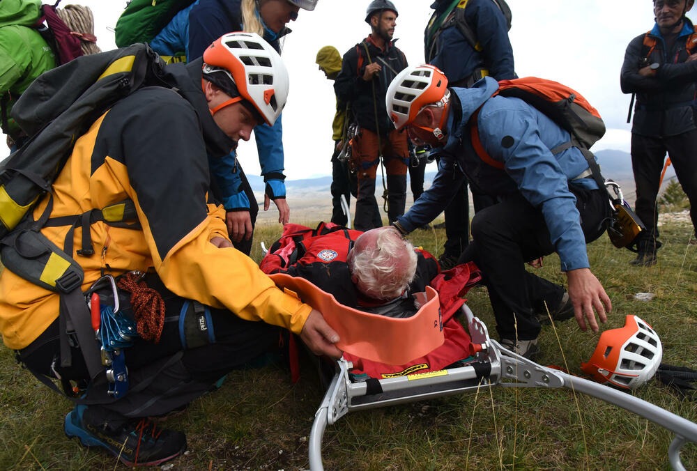 <p>Da bi neko dobio zvanje gorskog spasioca, mora sve da zna na ispitu, u suprotnom - pada, kaže prvi čovjek GSS-a Željko Loncović</p>