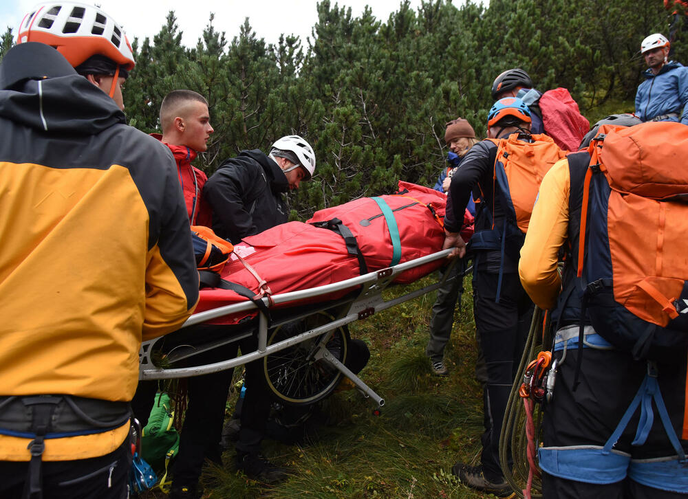 <p>Da bi neko dobio zvanje gorskog spasioca, mora sve da zna na ispitu, u suprotnom - pada, kaže prvi čovjek GSS-a Željko Loncović</p>