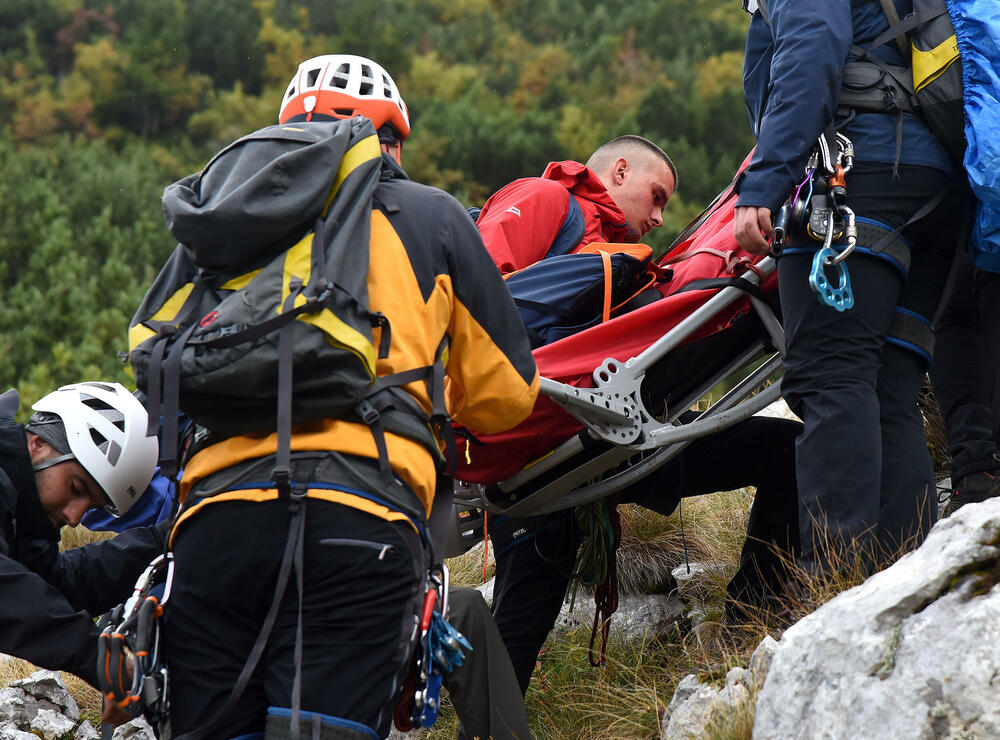 <p>Da bi neko dobio zvanje gorskog spasioca, mora sve da zna na ispitu, u suprotnom - pada, kaže prvi čovjek GSS-a Željko Loncović</p>