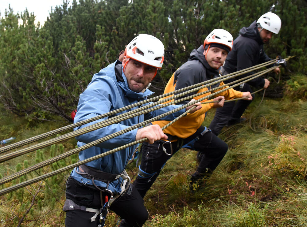 <p>Da bi neko dobio zvanje gorskog spasioca, mora sve da zna na ispitu, u suprotnom - pada, kaže prvi čovjek GSS-a Željko Loncović</p>