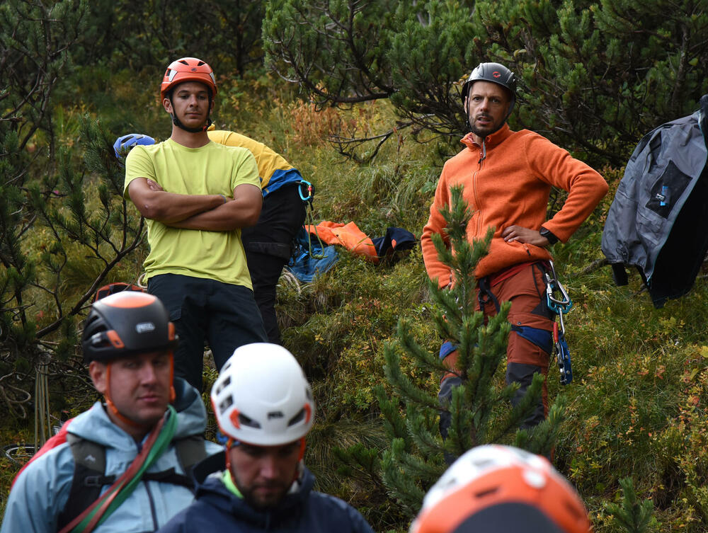 <p>Da bi neko dobio zvanje gorskog spasioca, mora sve da zna na ispitu, u suprotnom - pada, kaže prvi čovjek GSS-a Željko Loncović</p>