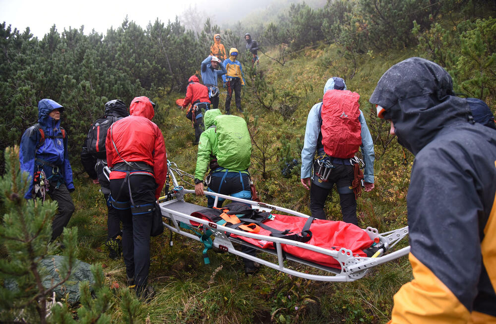 <p>Da bi neko dobio zvanje gorskog spasioca, mora sve da zna na ispitu, u suprotnom - pada, kaže prvi čovjek GSS-a Željko Loncović</p>