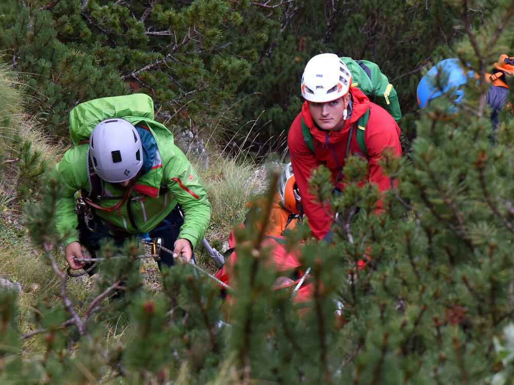<p>Da bi neko dobio zvanje gorskog spasioca, mora sve da zna na ispitu, u suprotnom - pada, kaže prvi čovjek GSS-a Željko Loncović</p>