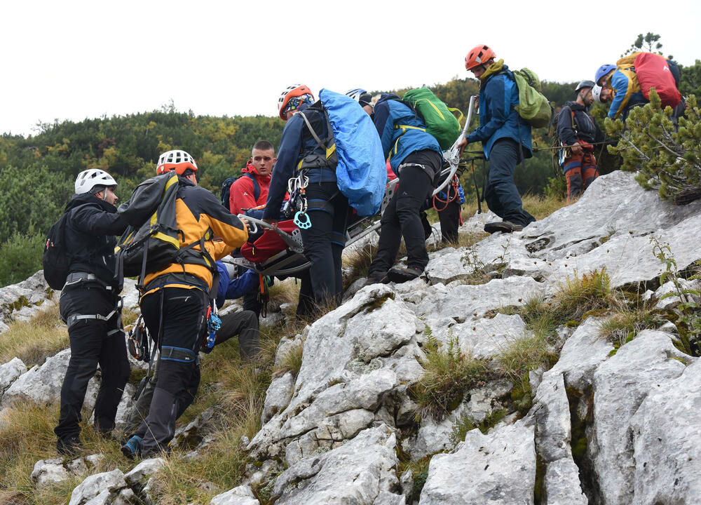 <p>Da bi neko dobio zvanje gorskog spasioca, mora sve da zna na ispitu, u suprotnom - pada, kaže prvi čovjek GSS-a Željko Loncović</p>