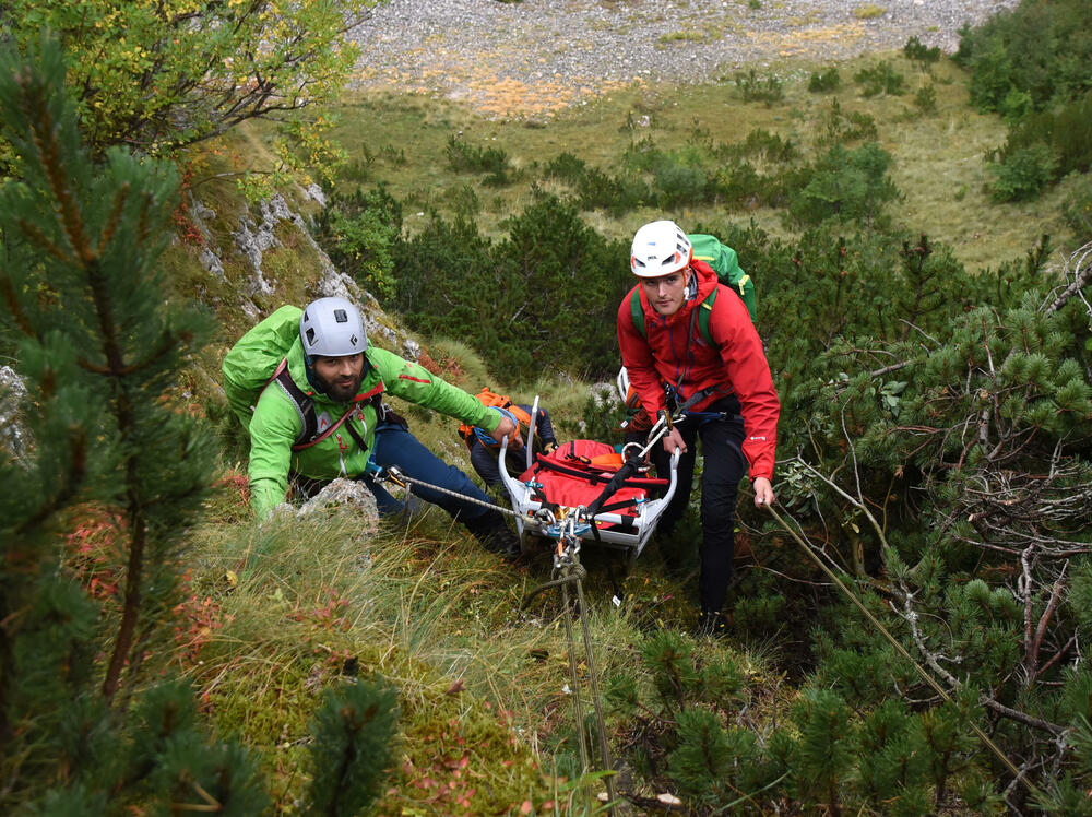 <p>Da bi neko dobio zvanje gorskog spasioca, mora sve da zna na ispitu, u suprotnom - pada, kaže prvi čovjek GSS-a Željko Loncović</p>