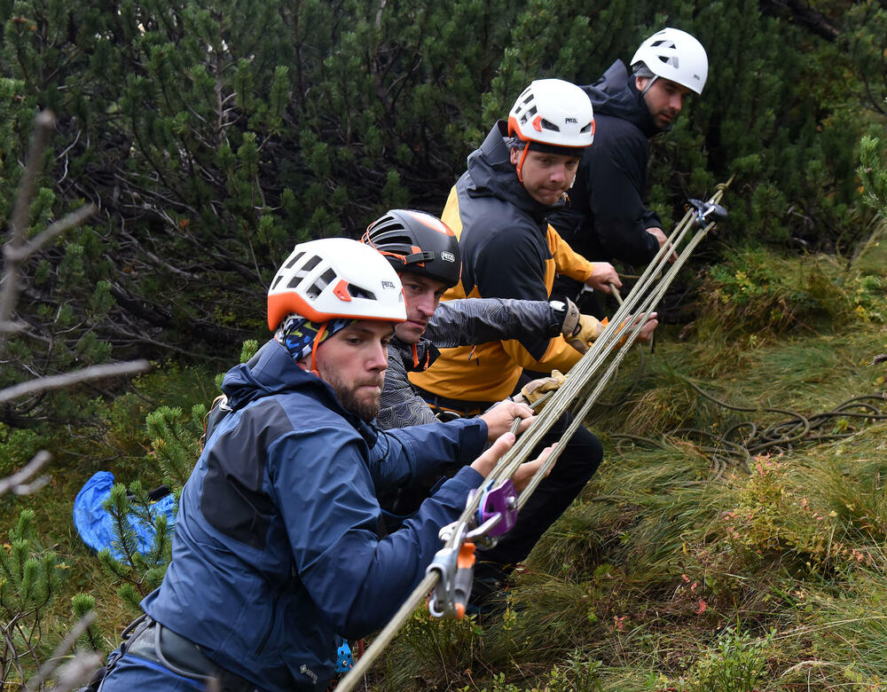 <p>Da bi neko dobio zvanje gorskog spasioca, mora sve da zna na ispitu, u suprotnom - pada, kaže prvi čovjek GSS-a Željko Loncović</p>
