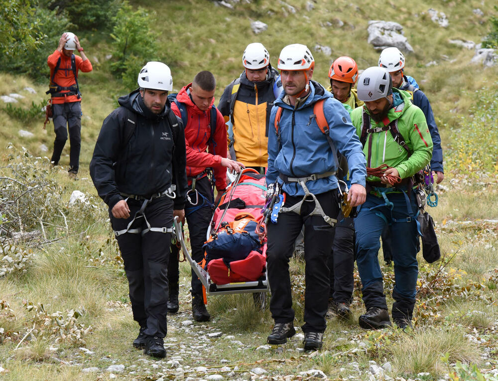 <p>Da bi neko dobio zvanje gorskog spasioca, mora sve da zna na ispitu, u suprotnom - pada, kaže prvi čovjek GSS-a Željko Loncović</p>
